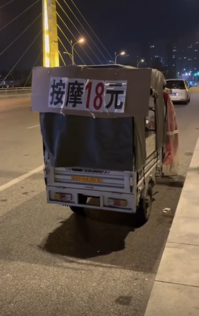 看的出生意不好干了，啥行业都出来摆摊开了[哭笑不得]