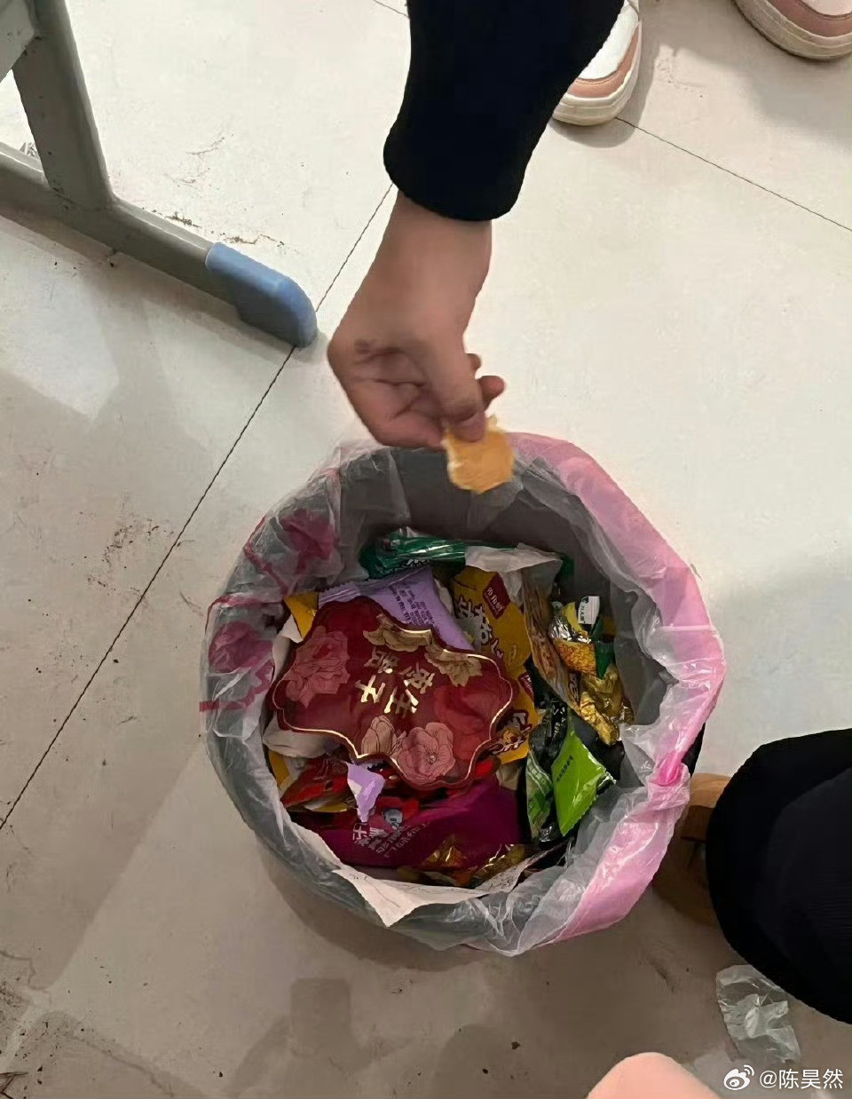 三年级小女生把枣生贵子扔进了垃圾桶​​​
