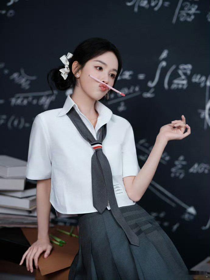 陈都灵高质感学姐具象化了这个双丸子蝴蝶结🎀真的好可爱嘟嘟我亲＾3＾