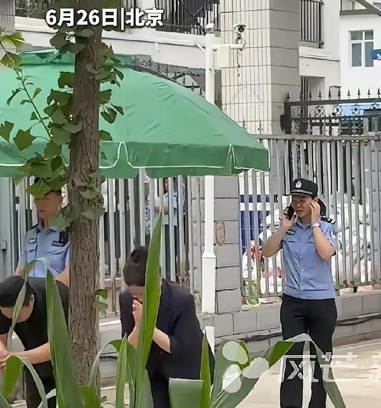 开庭这天，现场粉丝齐喊许妈加油的时候，许妈哭了，一时无法用语言表达什么，他们夫妻