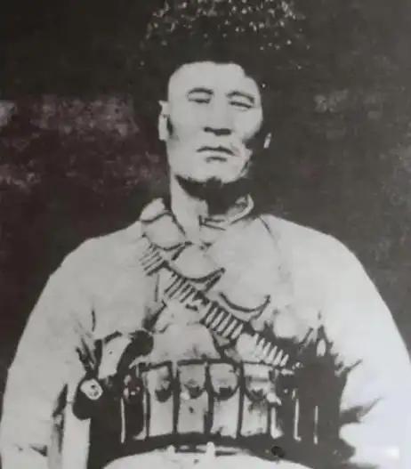 1949年12月，解放军在追击马家军残匪时，司号兵杨忠孝打死了一个穿着与众不同的