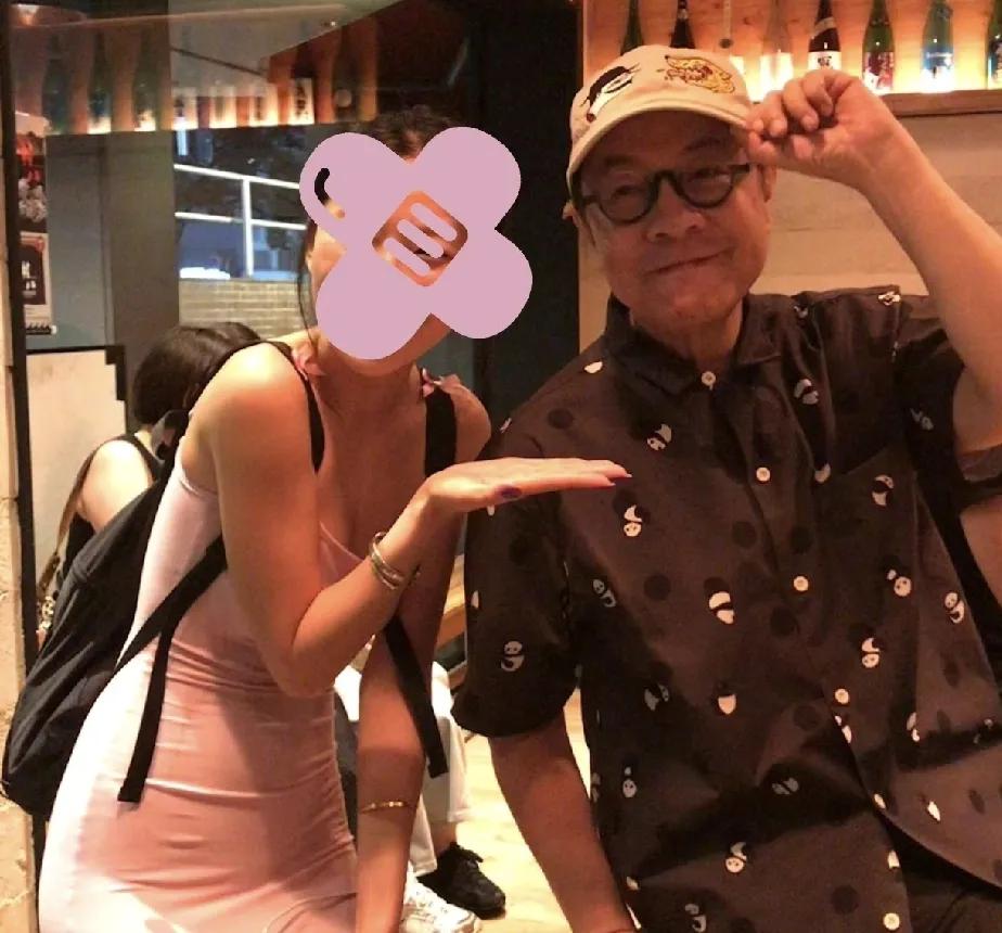 蔡康永，变化大到认不出！8月12日下午，有网友在东京涩谷偶遇许久未露面的蔡康