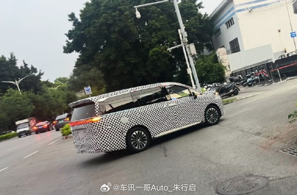 新款五菱MPV的谍照图亮相价格不知道会不会和华境S一样靠拢感觉五菱最近没啥爆款车