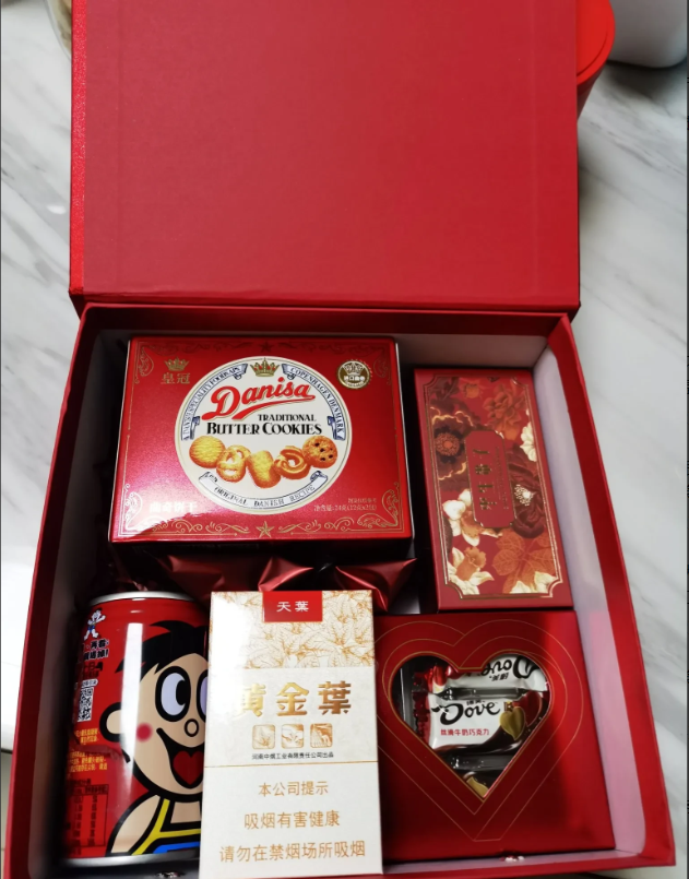 参加一个朋友孩子的婚礼，菜过三巡，酒饱饭足之后，主家给每人发了一个伴手礼，回到家