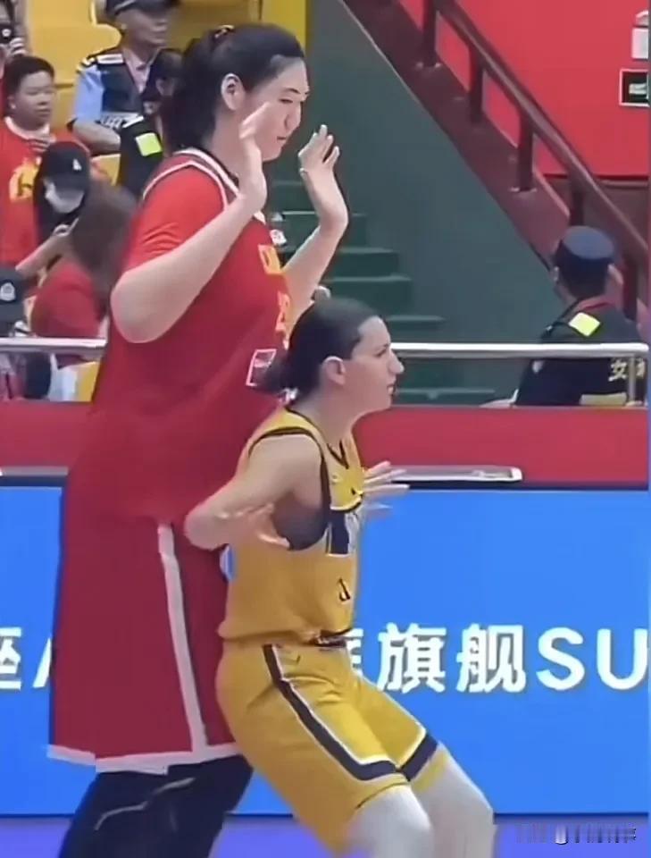 现在好多球队都摸透怎么防张子宇了，一上来就死死贴她下盘，整个人往她身上靠、往腰