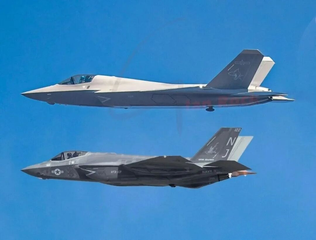 歼-35和F-35的同角度对比图一个是双发窄间距制空优化布局，一个则是单发多用布局，明显前者看起来更
