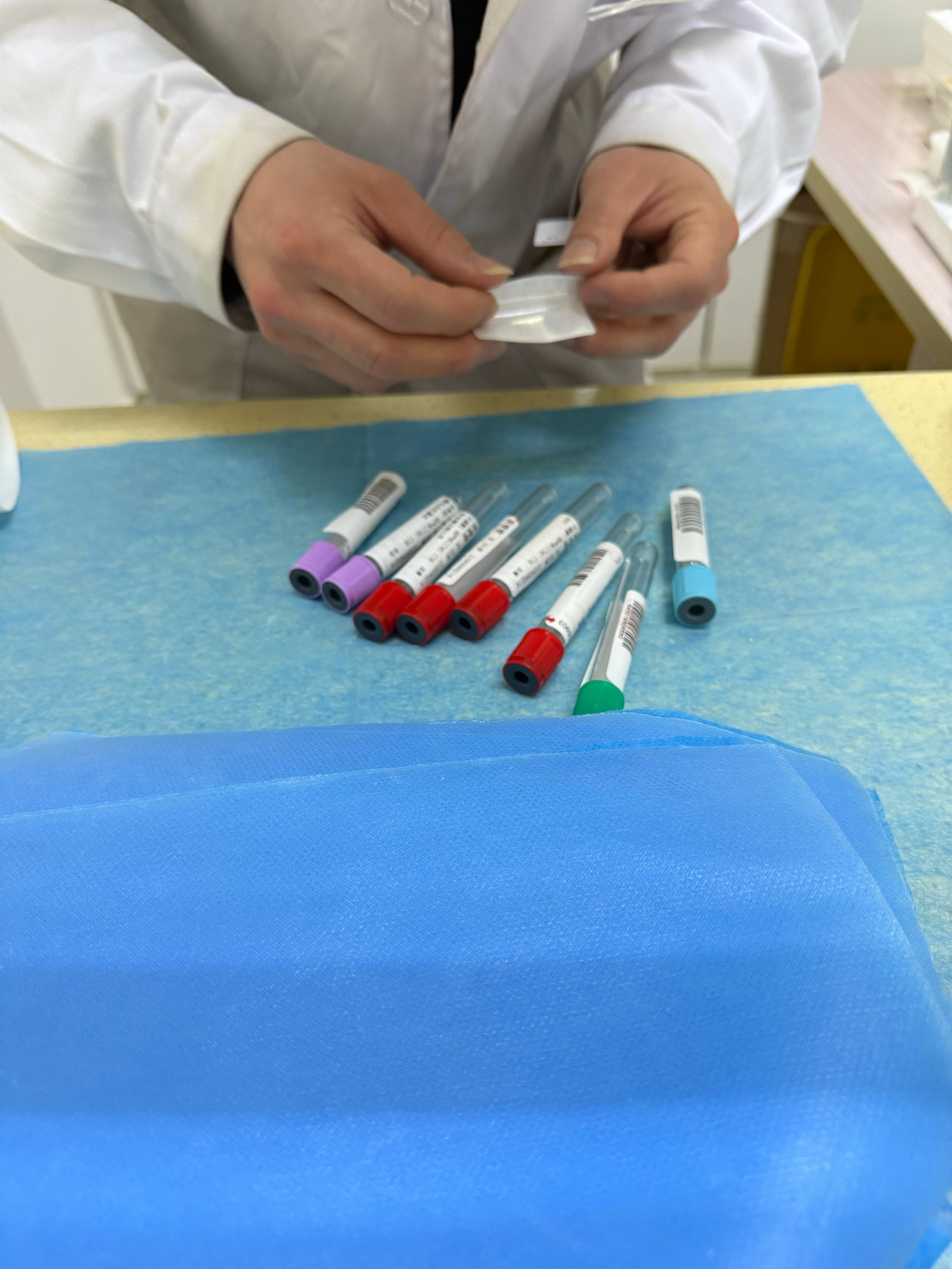 我抽了十管血，这个小屁孩在旁边嘚瑟。到他抽血了我就不走在他旁边大笑哈哈哈哈哈