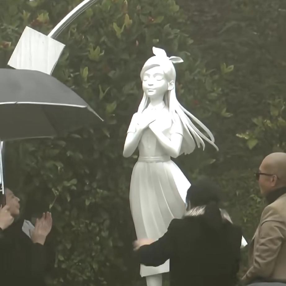 具俊晔为大S设计的雕像揭幕了。很出乎人的预料，不是高贵的女神形象，而是一个双