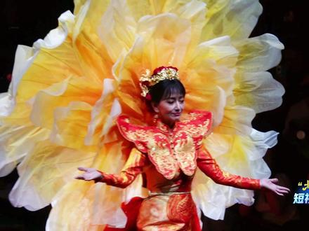 73岁不老女神赵雅芝，一场秀3套高定时装 北京时间周上不老女神赵雅芝，一场秀演绎3套时装
就在 老师“让世界看见中国美”的高定发布会
配色设备来自猛玛LARK M2