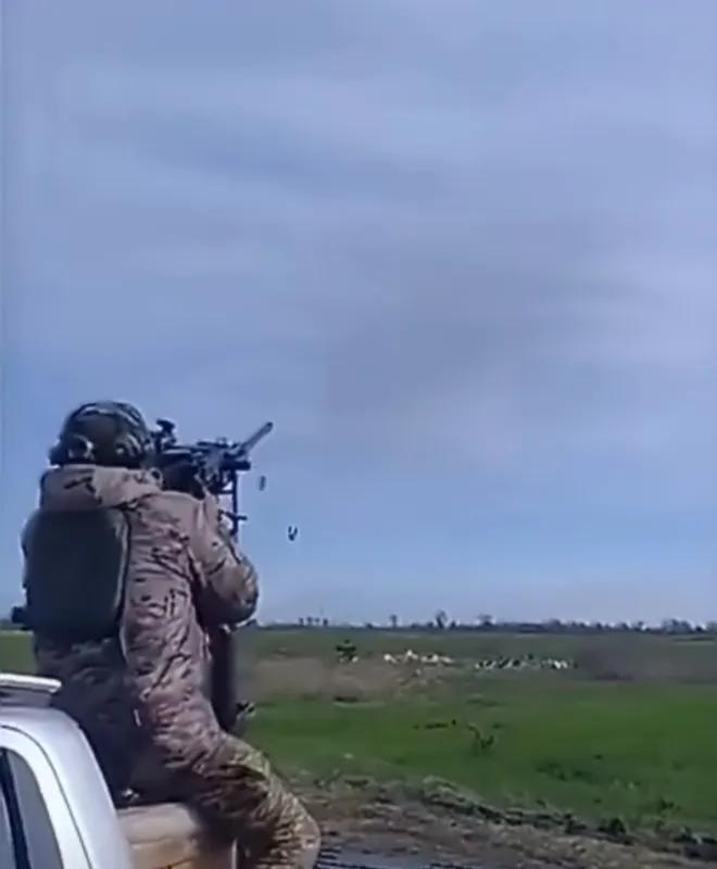 乌军机动防空部队用美制M2HB型12.7毫米机枪打爆了一架低空飞行的俄军“天竺葵