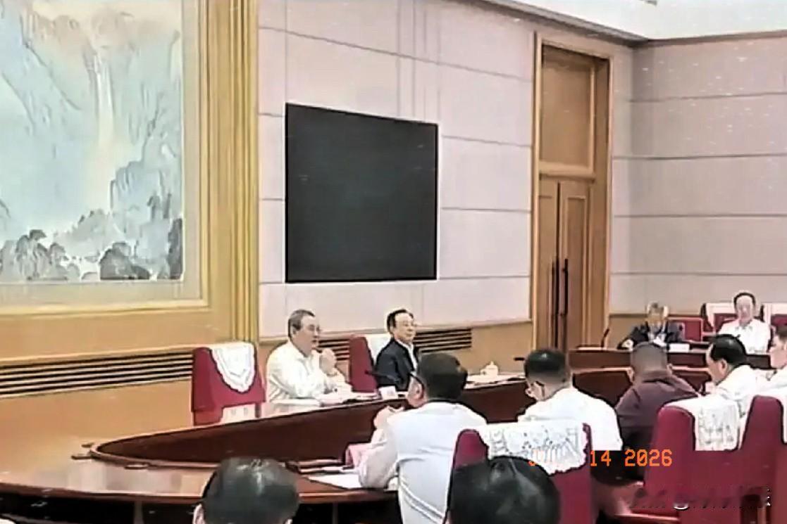 一场国家级经济座谈会火爆全网。会场云集央企负责人、知名学者与行业大佬，多数人正
