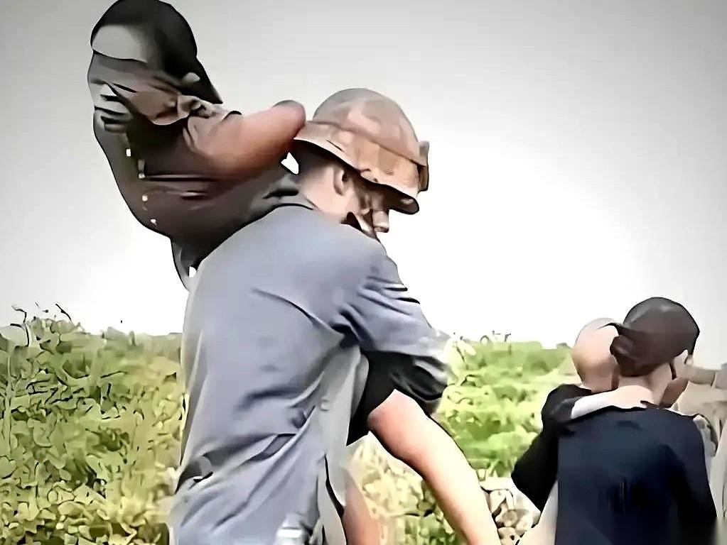 越南战场上，一个被俘的女兵，突然撕开衣服……别想歪了，下一秒让你捂住的不是眼睛