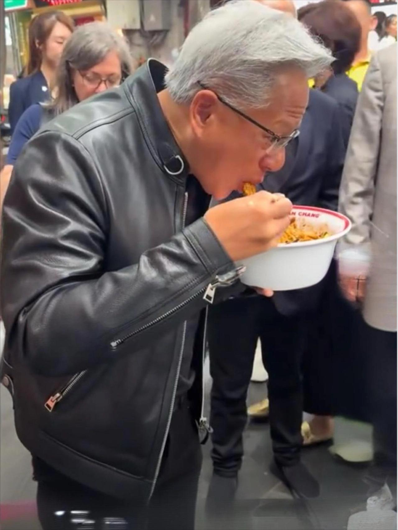 15日上午，黄仁勋在十余名工作人员的陪同下来到北京市南锣鼓巷，在北京胡同方砖厂6