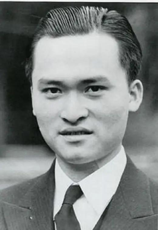 1942年，一个中国小伙掉入北大西洋，靠喝鸟血、吃鲨鱼撑了133天，中途遇到一艘