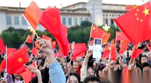 一管“洗衣粉”，就能把一个主权国家干得稀碎。隔壁邻居说动手就动手，打完了全世界
