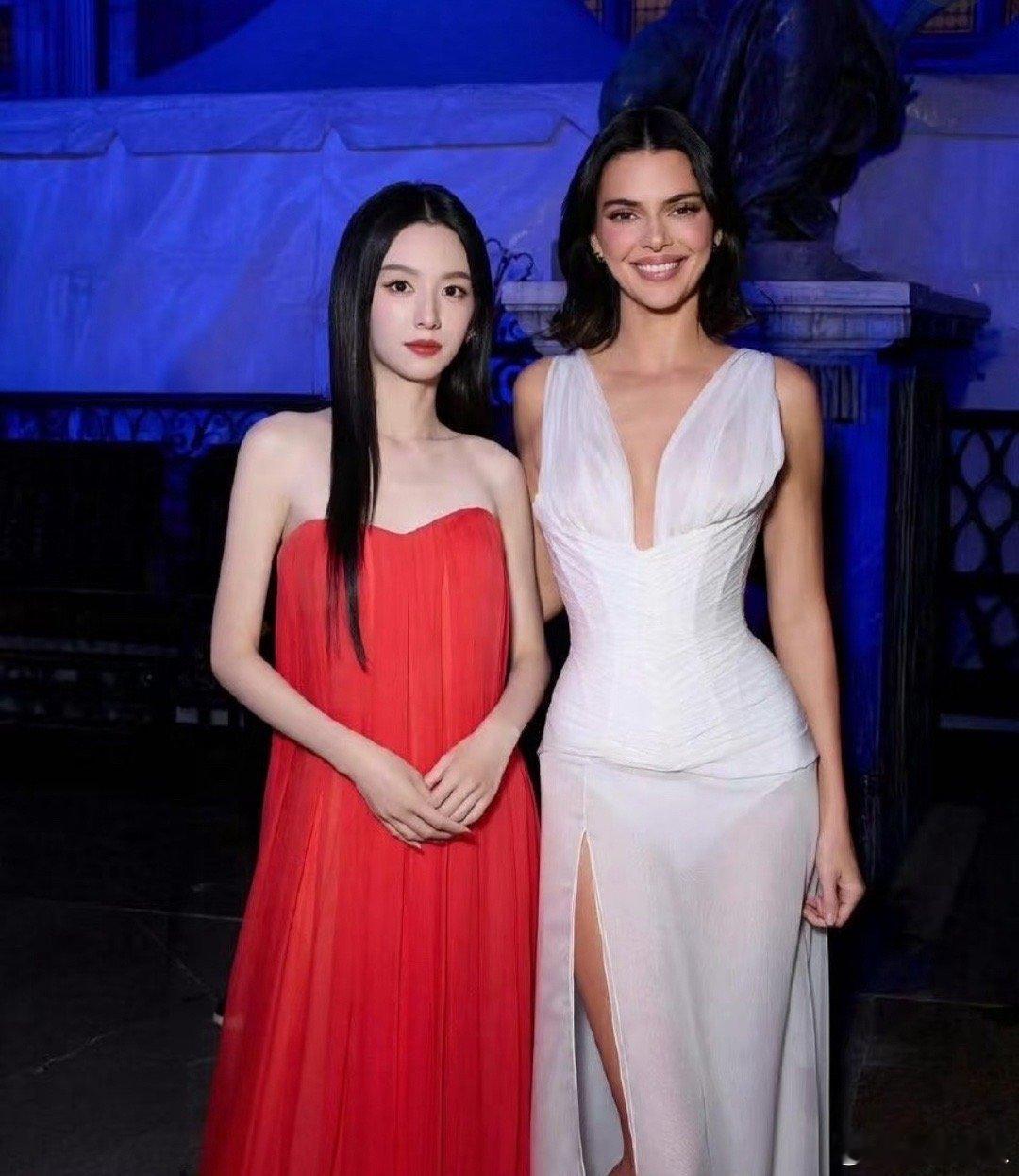 博主说周也时装周表现不输肯豆周也肯豆同框，气场上还有很大差距​​​