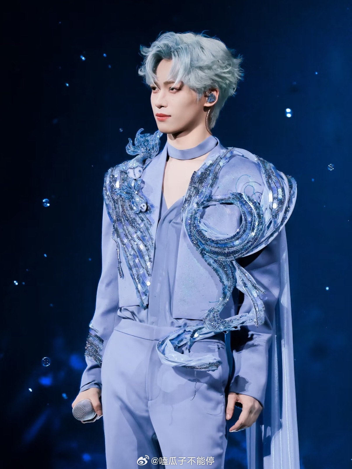 梓渝红发梓渝粉丝吃的也太好了，最近什么颜色的发型都看过了，红发也返场了