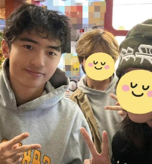 谢霆锋大儿子，太绝了8月28日，谢霆锋大儿子Lucas的一张偶遇照片在网上