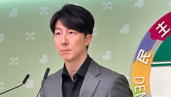 民进党发言人吴峥今天表示，防务安全不应沦为政党斗争的筹码，军购条例一路拖延至今，