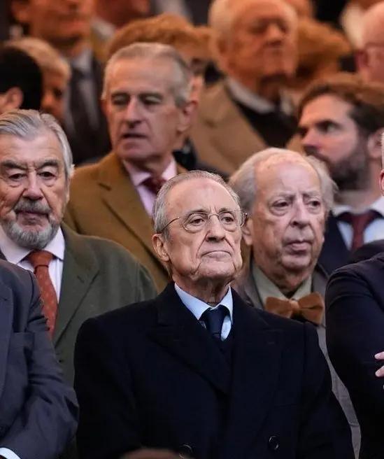 欧洲转会新闻播报！★成也萧何，败也萧何！仓促换帅、战术混乱、心态失衡、更衣室