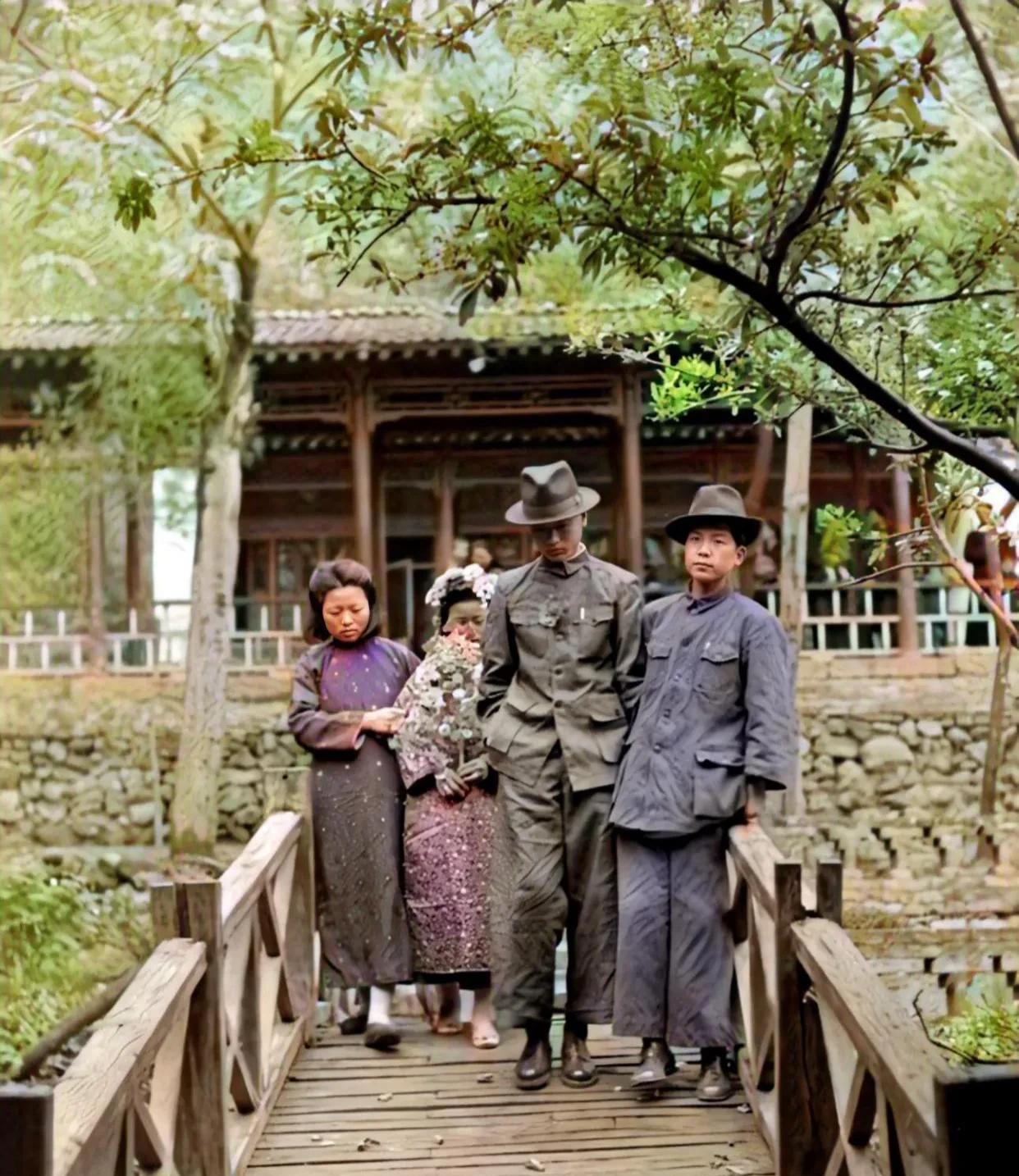 这是民国时期，一对年轻人结婚时的情景。照片中，在前面的两位男子是新郎和伴郎，其
