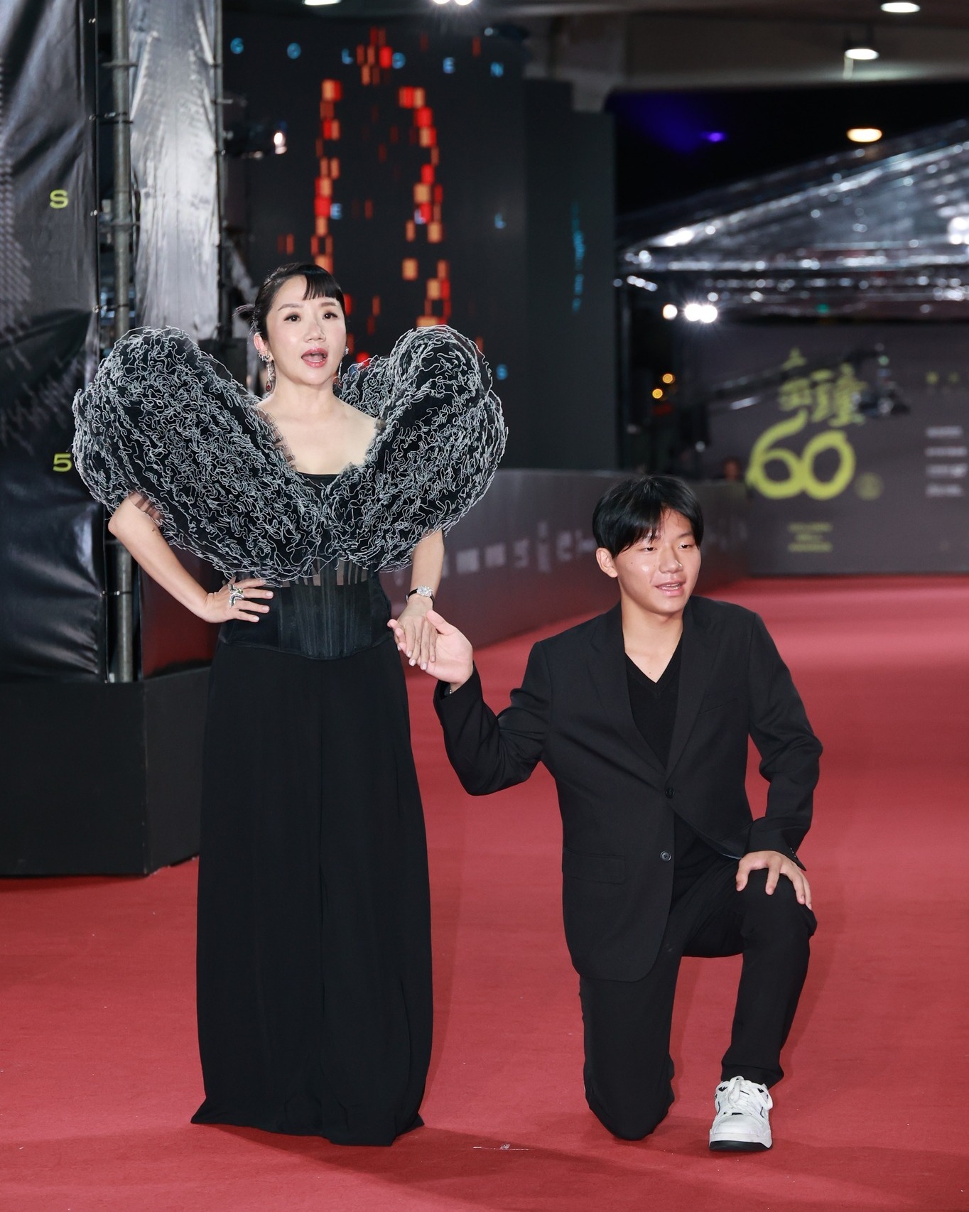 陶晶莹带儿子走金钟红毯李李仁也算是帅哥儿子怎么……金钟奖​​​