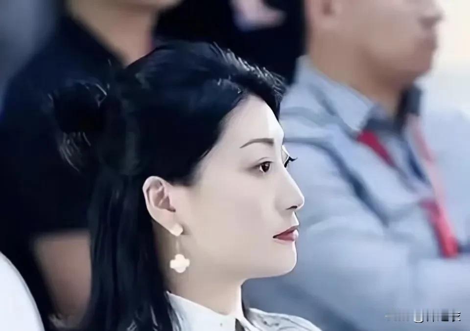 宗馥莉为什么可以斗赢几个兄弟姐妹，接班了娃哈哈，是因为她能干，是因为她厉害，还是