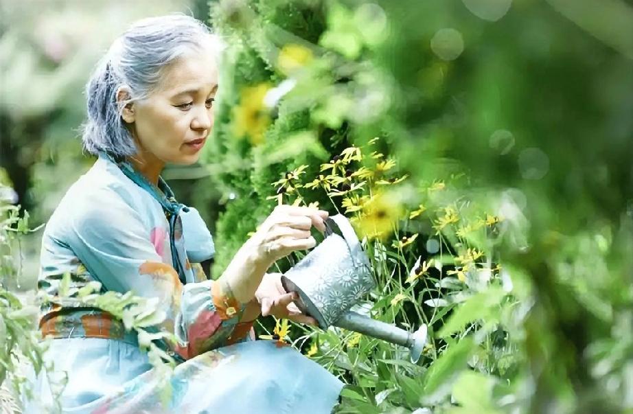 有人说，养儿子是给别人家养的。大姑姐前段时间过来住了几天，说起她的大儿子，她就