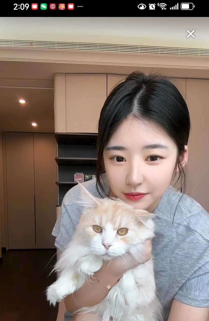 黄一鸣和女儿闪闪如今居住在杭州，每月15200元的房租，还请了全天候在家的住家保