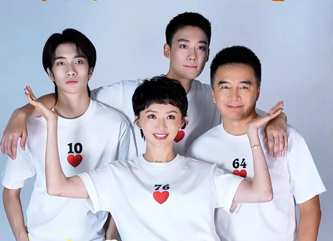 何晴去世9个月！许亚军携四婚妻子及俩儿子拍全家福，25岁许何走出丧母阴影展笑颜