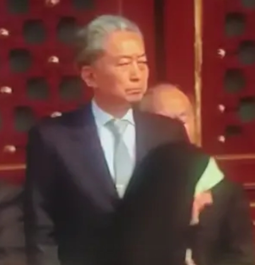 扛压力来阅兵满头银发的鸠山由纪夫来了！镜头扫过天安门广场小编看到一位熟悉的