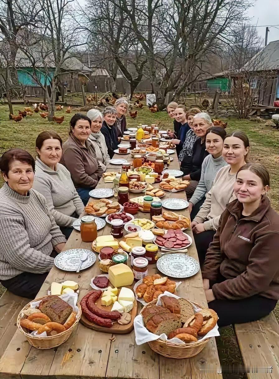 怎么感觉老外的生活很简单又很热闹看她们餐桌上摆的很丰盛可是总感觉少了点什