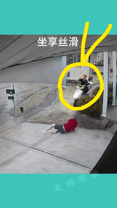 罕见的行为艺术！摔跤的丝滑，分毫不差的接住拖鞋的更为丝滑！