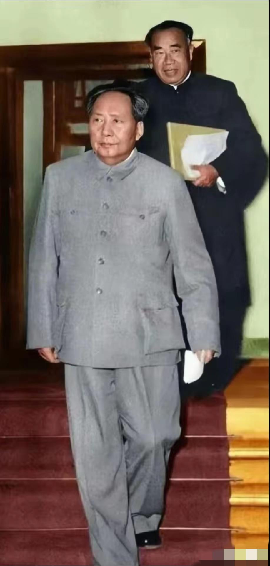 谁说时间会冲淡深情？这张老照片里的毛主席，恰恰证明了真正的敬爱从不会过期！