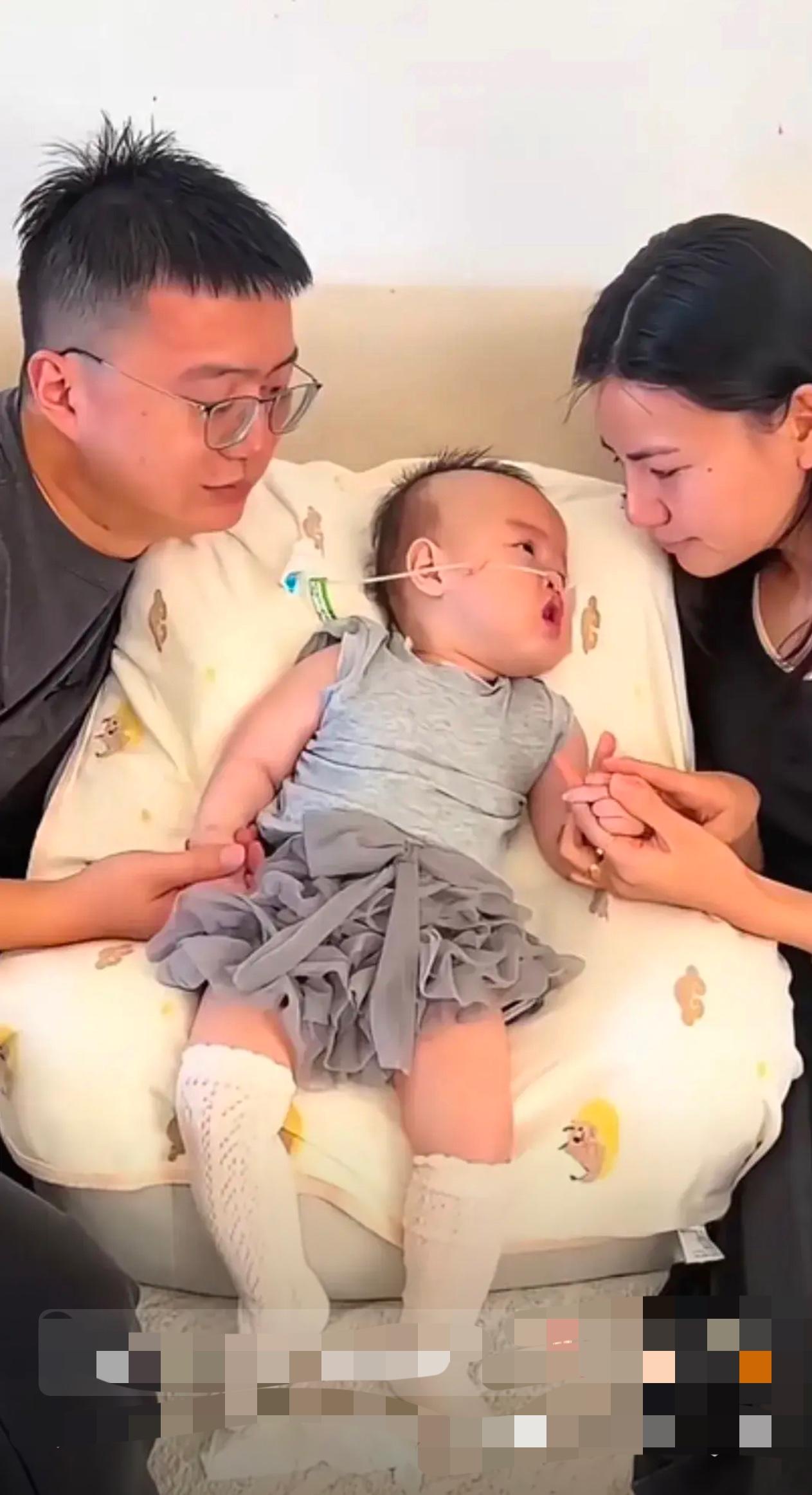 “这张全家福太戳心了！离世宝宝望向妈妈的眼神，像在用尽全力把妈妈的样子刻进心