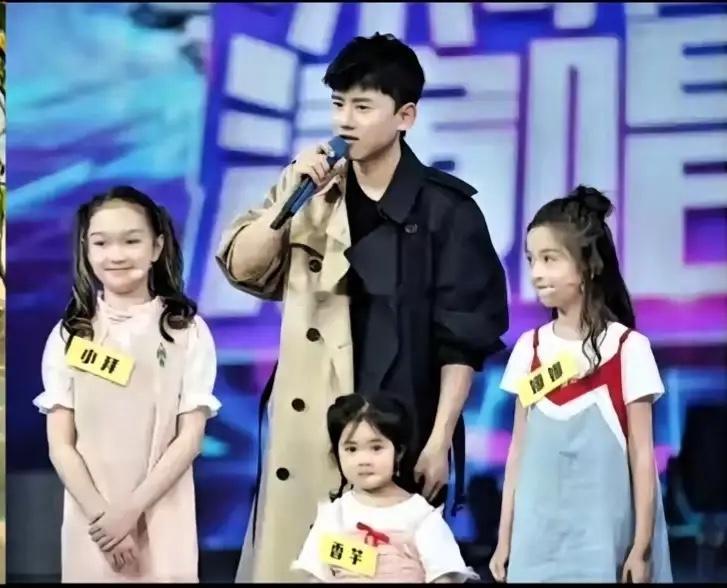 张杰说，本来盼着女儿们能多遗传谢娜的颜值，大眼睛灵气十足，长得精致又好看。结果三