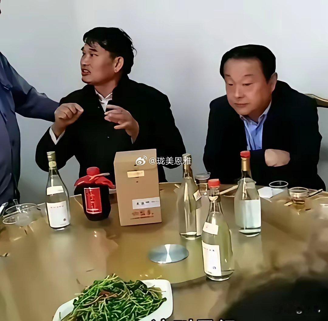 “大衣哥”朱之文也是海量他习惯喝‌便宜的光瓶白酒‌比如30元左右或几块钱一瓶的据