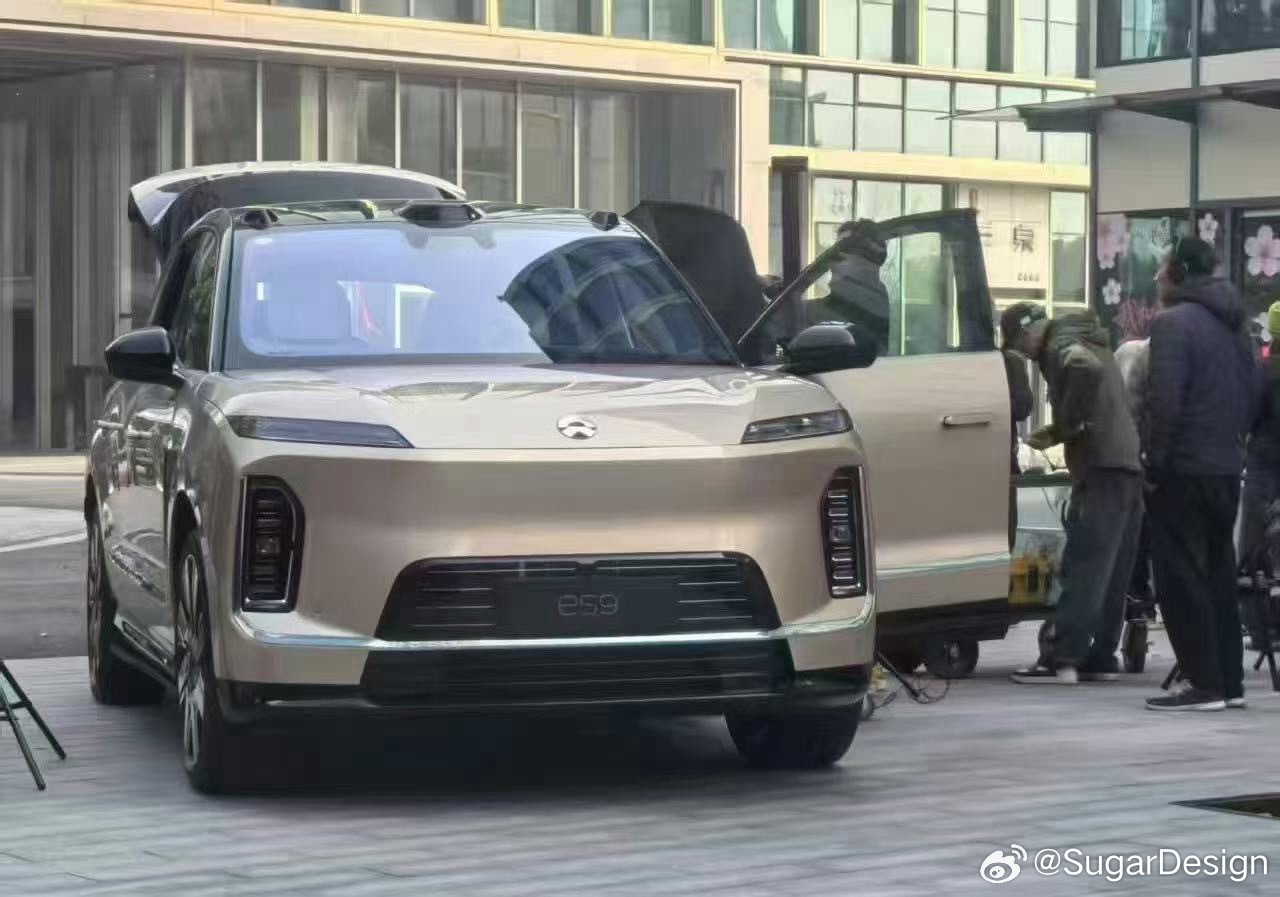 蔚来ES9前脸和前备箱曝光前脸相比ES8更干净了，不过开口也小了。你们会怎么取舍
