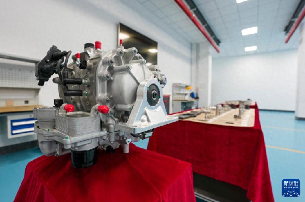 从0到1，西方死死捂了几十年的技术，被中国8个月攻克；据中新网报道，中国首个