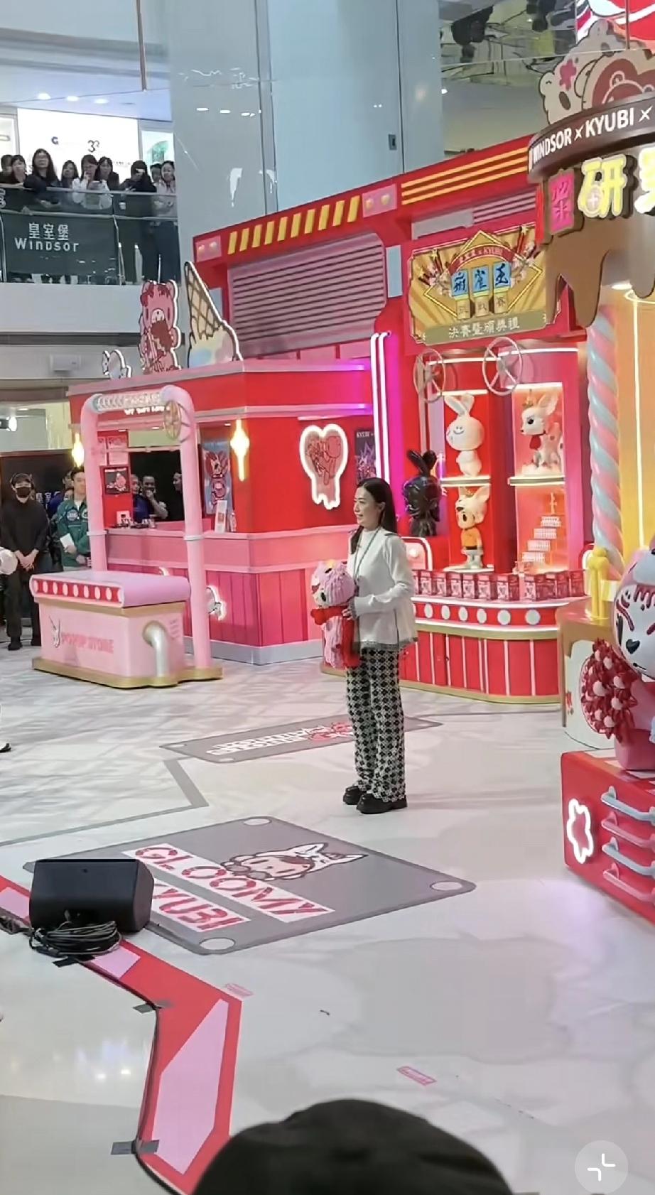 富婆甘比是越来越年轻了，竟然穿了增高鞋，面相也好了，看来还是钱养人！2月7日