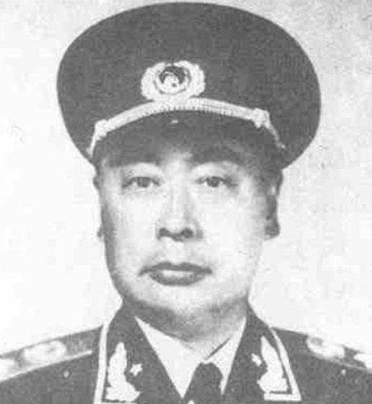 1955年全军授衔之前,刘少奇坚持反对给陈毅授元帅军衔,周恩来听闻此事,立马写了
