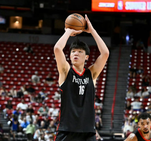 非常可以！杨瀚森NBA夏季联赛首秀出场24分钟，贡献10分4篮板5助攻1抢断3盖
