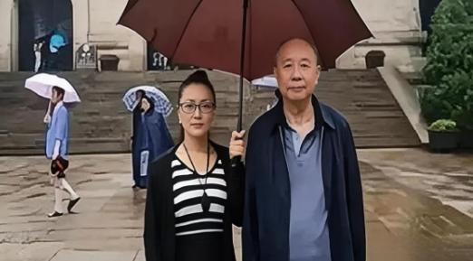 2016年9月27日6点15分，湖北洪山监狱的铁门缓缓开启。76岁的牟其中佝偻着