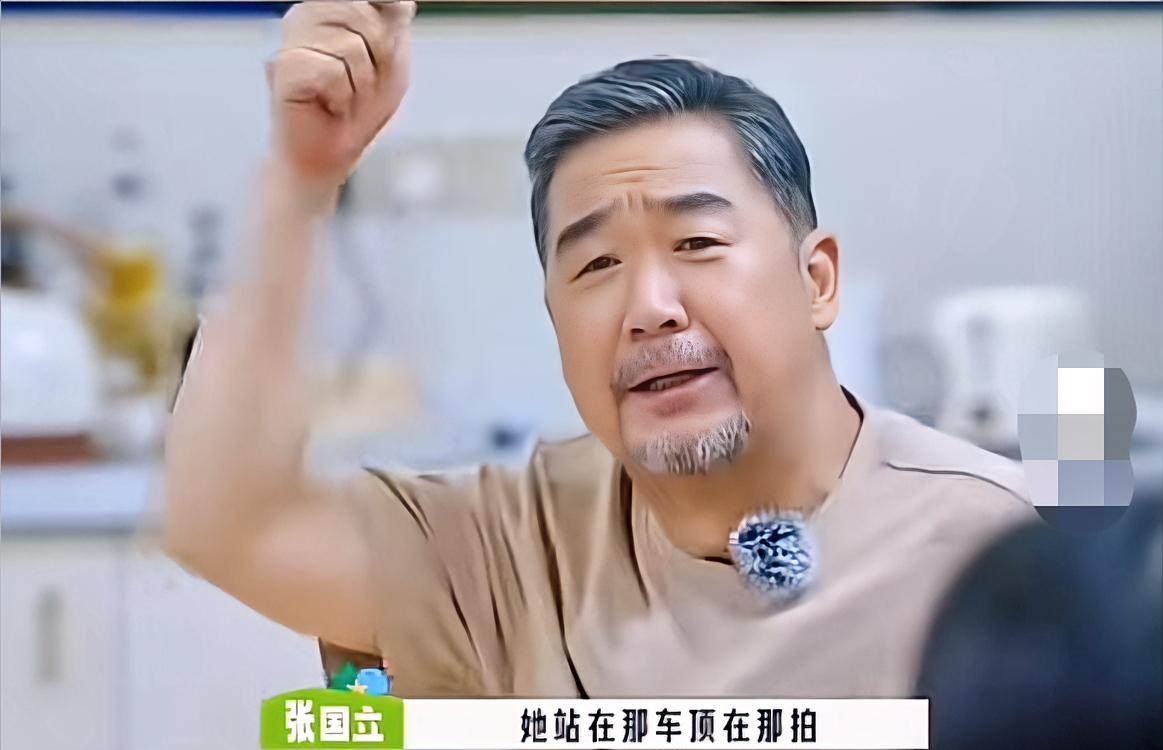 宋丹丹在化妆间哇哇大哭，就因为张国立没回她微信。那天拍戏她迟到了一个多小时，冲