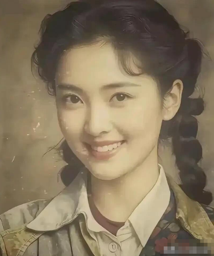 她明明长得不漂亮，而且衣服很平常，没有刘亦菲好看，也没有陈红、林青霞的气质好，却
