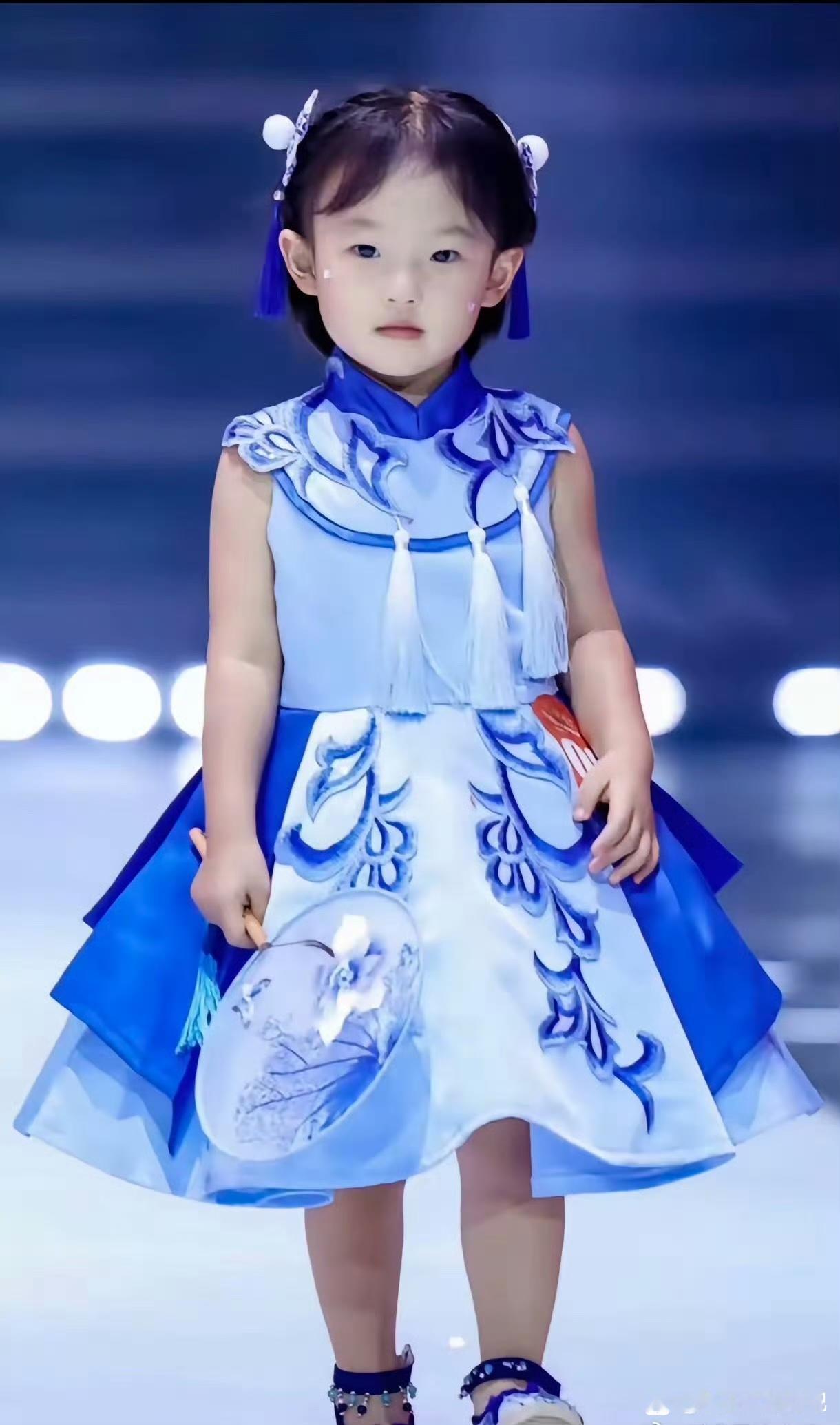 黄一鸣被封后首次公开露脸带着女儿闪闪参加儿童模特大赛，全程在现场陪伴，帮闪闪整理
