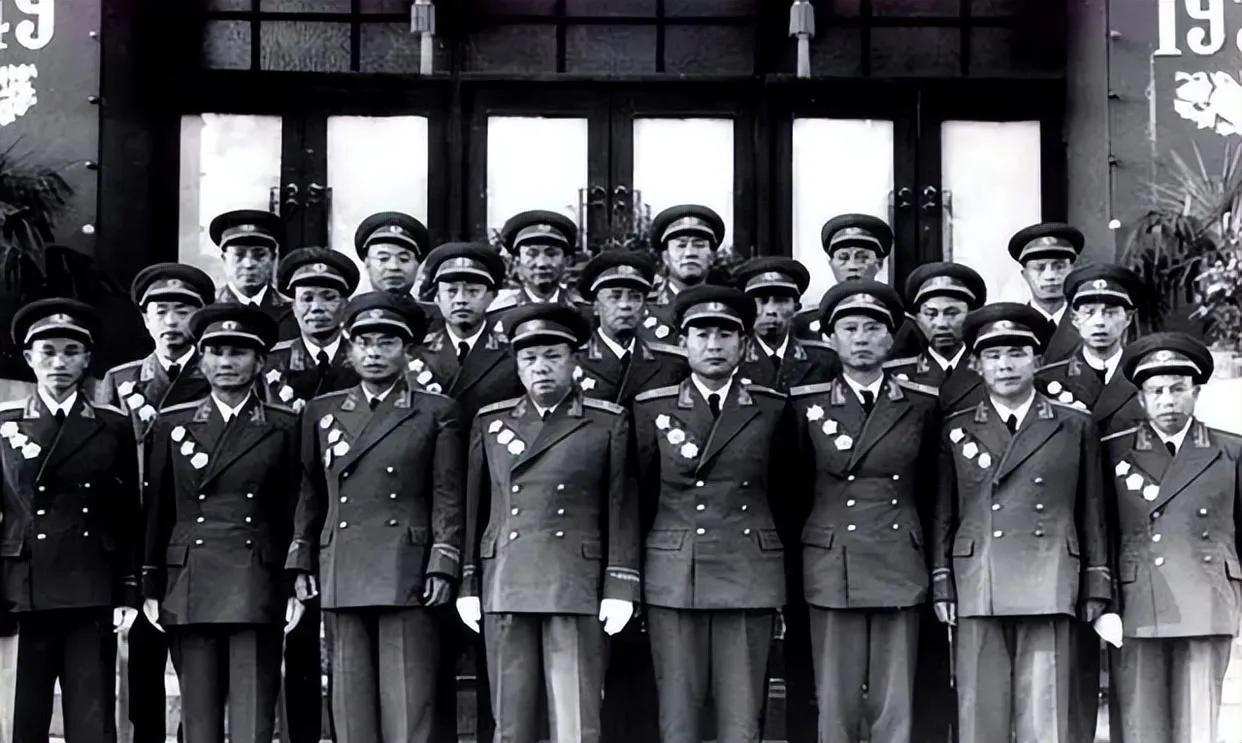 1955年9月27日，北京中南海怀仁堂，全场静得连呼吸声都能听见，当周恩来一口气