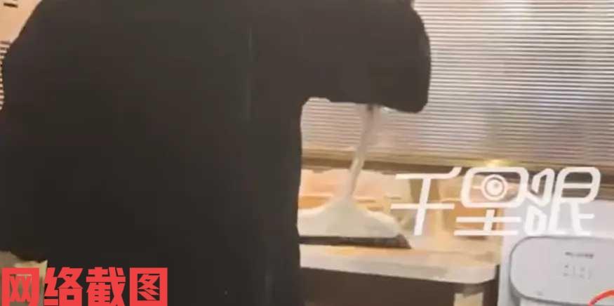 河南商丘有男子与朋友去吃烤肉。只是没有想到出现一幕让男子也是惊讶，原来烤肉店