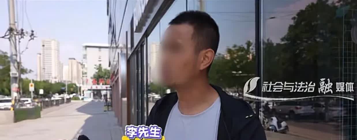 山西男子去一家常去的餐馆吃饭，惊讶地发现肉夹馍上有虫子。男子忍着恶心，急忙喊来店
