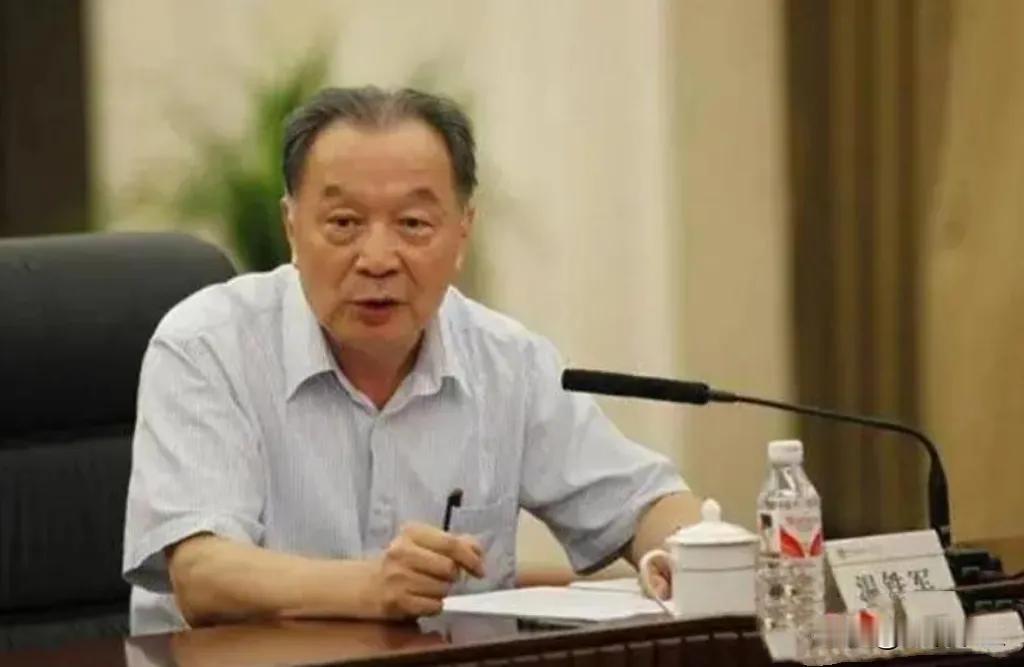 温铁军说，农民本可以在农村，花个三十来万，盖个三层小楼，再花个八九万买个小